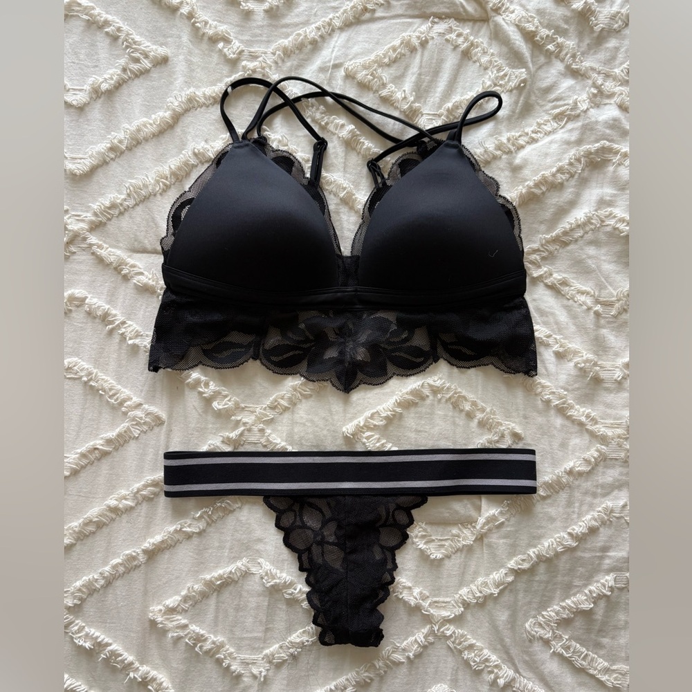 VS PINK Black Lace Bralette and Thong Set Small
Fits 32 B-C Xsmall Thong